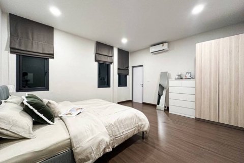 Casa de 4 dormitorios en Samut Prakan, Tailandia № 134517 - foto 9