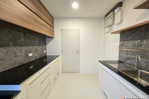 House in Bangkok, Thailand 4 bedrooms № 189087