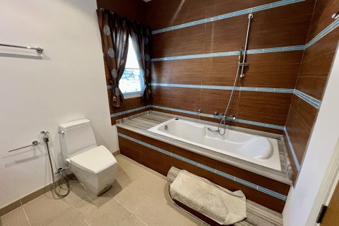 Casa de 7 dormitorios en Pattaya, Tailandia № 174006 - foto 15