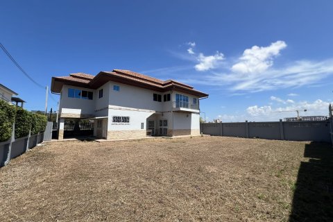Casa de 7 dormitorios en Pattaya, Tailandia № 174006 - foto 4