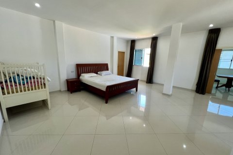 Casa de 7 dormitorios en Pattaya, Tailandia № 174006 - foto 19