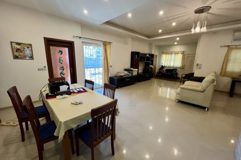 Casa de 7 dormitorios en Pattaya, Tailandia № 174006 - foto 11