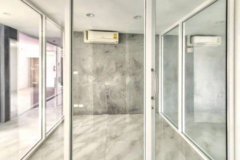 Condo in Bangkok, Thailand, 9 bedrooms  № 118404 - photo 6