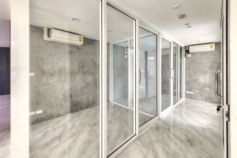 Condo in Bangkok, Thailand, 9 bedrooms  № 118404 - photo 7