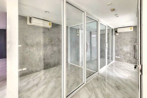 Condo in Bangkok, Thailand, 9 bedrooms  № 118404 - photo 10