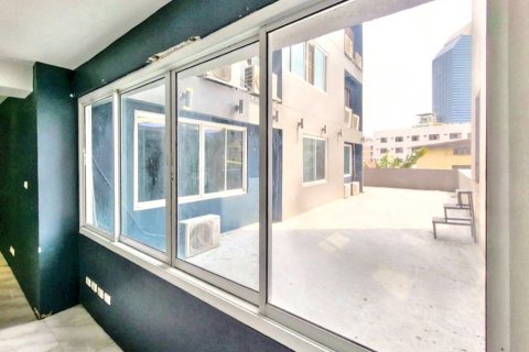 Condo in Bangkok, Thailand, 9 bedrooms  № 118404 - photo 3