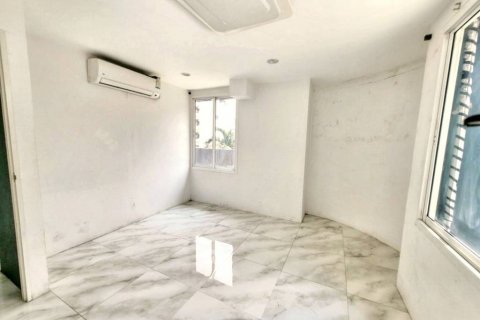 Condo in Bangkok, Thailand, 9 bedrooms  № 118404 - photo 8