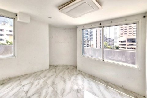 Condo in Bangkok, Thailand, 9 bedrooms  № 118404 - photo 9