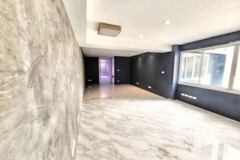 Condo in Bangkok, Thailand, 9 bedrooms  № 118404 - photo 2