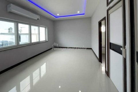 Casa de 3 dormitorios en Sattahip, Tailandia № 134796 - foto 14