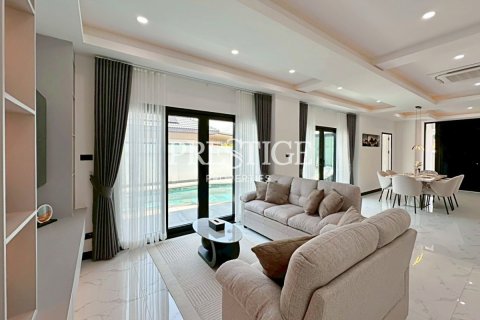 House in Pattaya, Thailand 4 bedrooms № 233244 - photo 2