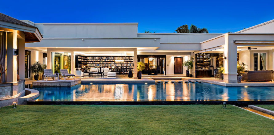 Casa de 8 dormitorios en Pattaya, Tailandia № 180621