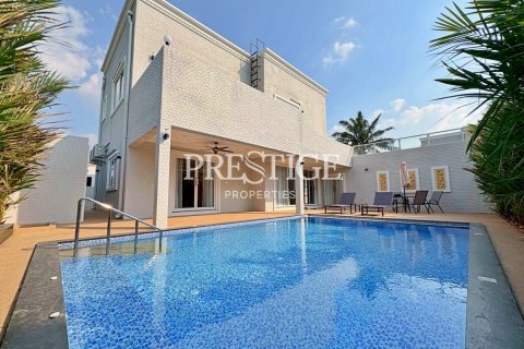 House in Pattaya, Thailand 5 bedrooms № 197838 - photo 2