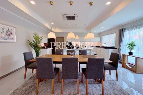 House in Pattaya, Thailand 5 bedrooms № 197838 - photo 6