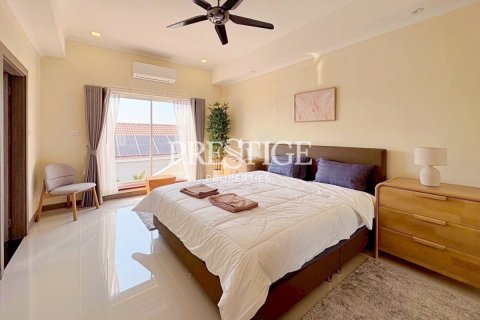 House in Pattaya, Thailand 5 bedrooms № 197838 - photo 16