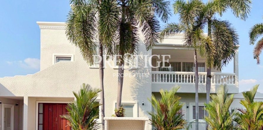 House in Pattaya, Thailand 5 bedrooms № 197838