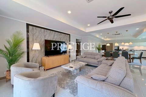 House in Pattaya, Thailand 5 bedrooms № 197839 - photo 5