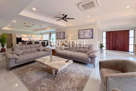 House in Pattaya, Thailand 5 bedrooms № 197839 - photo 3