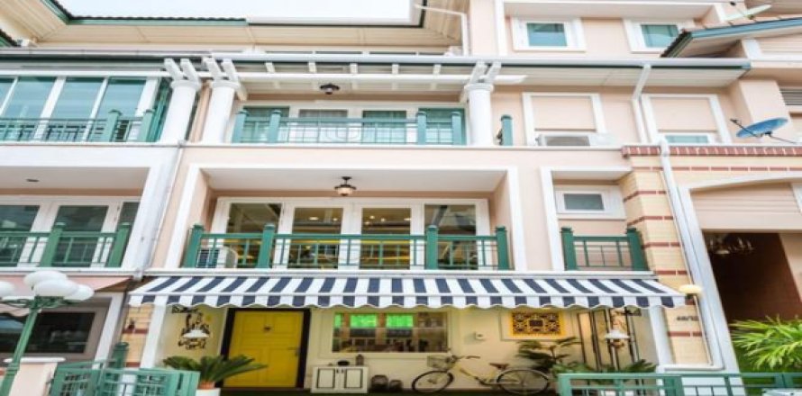 Chalet de 4 dormitorios en Lat Phrao, Bangkok, Tailandia № 193682