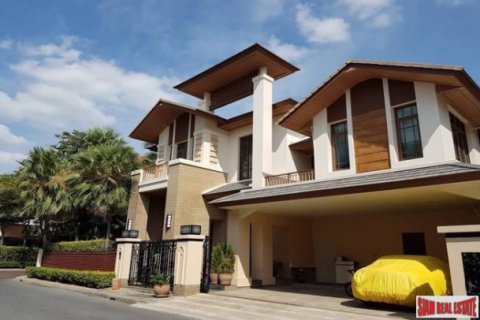 House in Bangkok, Thailand 4 bedrooms № 194097