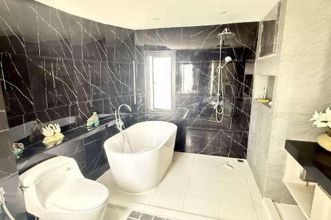 Condo in Khlong San, Bangkok, Thailand, 3 bedrooms № 171784 - photo 9