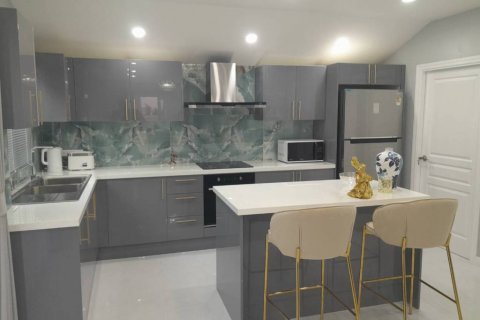Casa de 5 dormitorios en Pattaya, Tailandia № 115695 - foto 5