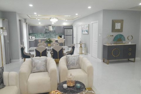Casa de 5 dormitorios en Pattaya, Tailandia № 115695 - foto 2
