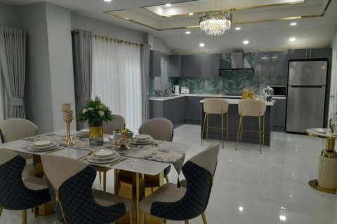 Casa de 5 dormitorios en Pattaya, Tailandia № 115695 - foto 3