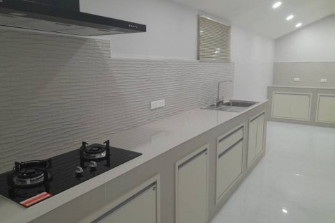 Casa de 5 dormitorios en Pattaya, Tailandia № 115695 - foto 6
