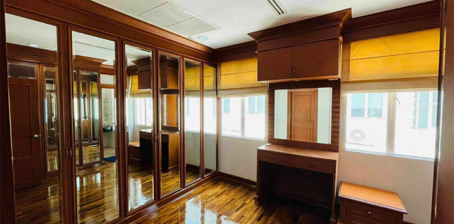 Maison à Bangkok, Thaïlande 4 chambres № 190360
