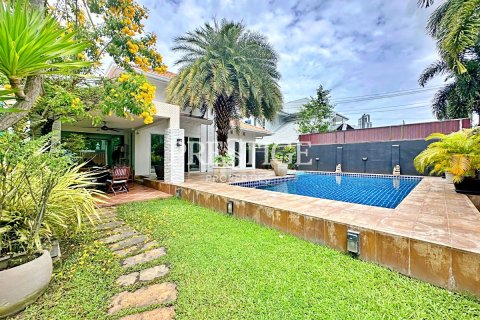 Casa de 4 dormitorios en Pattaya, Tailandia № 198351