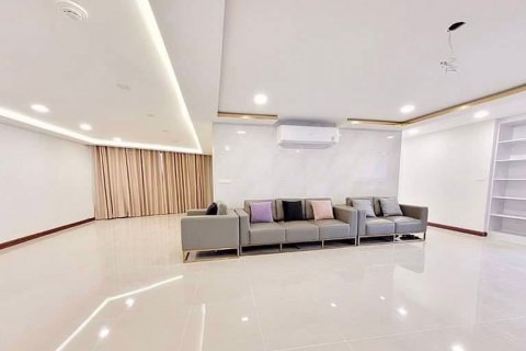 Condominio de 3 dormitorios en Khlong Toei, Bangkok, Tailandia № 47503 - foto 2