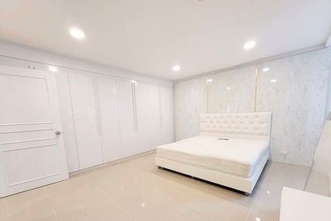 Condominio de 3 dormitorios en Khlong Toei, Bangkok, Tailandia № 47503 - foto 3