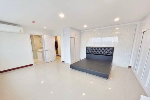 Condominio de 3 dormitorios en Khlong Toei, Bangkok, Tailandia № 47503 - foto 12