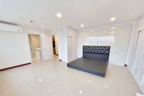 Condominio de 3 dormitorios en Khlong Toei, Bangkok, Tailandia № 47503 - foto 8