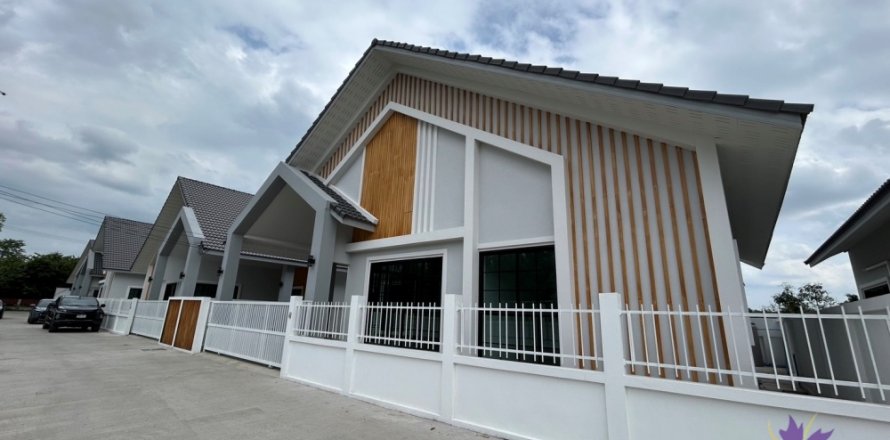 Casa de 3 dormitorios en San Sai, Tailandia № 205592