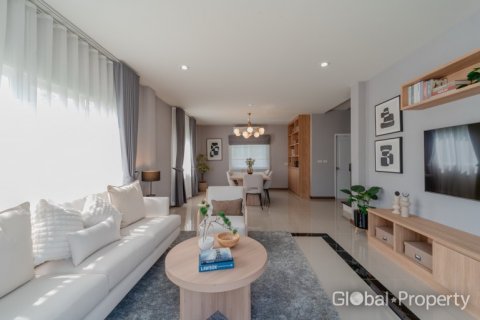 Casa de 3 dormitorios en Rayong, Tailandia № 135338 - foto 5