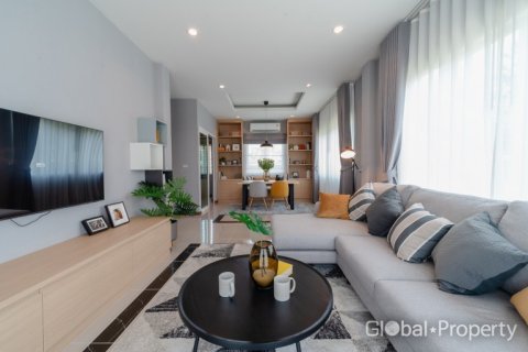 Casa de 3 dormitorios en Rayong, Tailandia № 135339 - foto 4