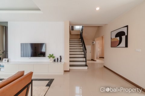 Casa de 3 dormitorios en Rayong, Tailandia № 135339 - foto 5