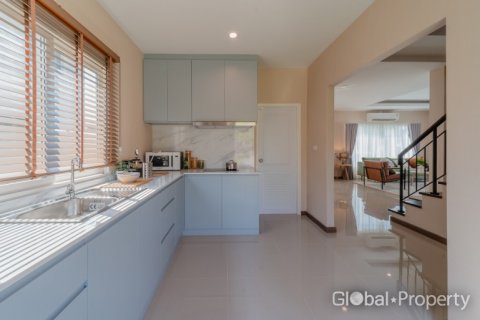 Casa de 3 dormitorios en Rayong, Tailandia № 135339 - foto 8