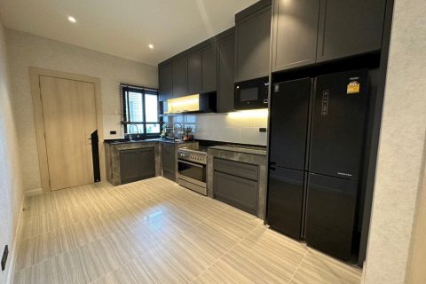 Casa de 6 dormitorios en Pattaya, Tailandia № 74254 - foto 12