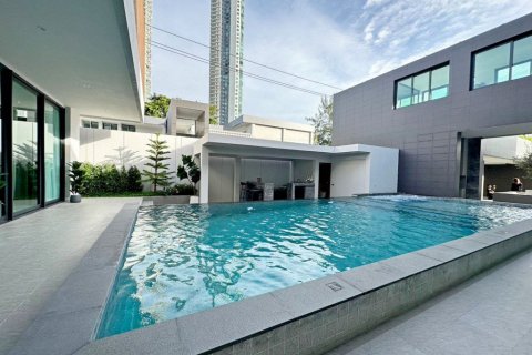 Casa de 6 dormitorios en Pattaya, Tailandia № 74254 - foto 4