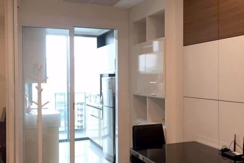 Condominio de 1 dormitorio en Phra Khanong, Bangkok, Tailandia № 47972 - foto 2