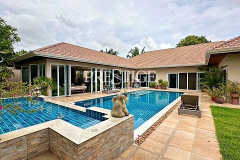 House in Pattaya, Thailand 3 bedrooms № 198423 - photo 2