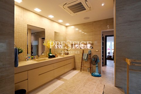 House in Pattaya, Thailand 3 bedrooms № 198423 - photo 16