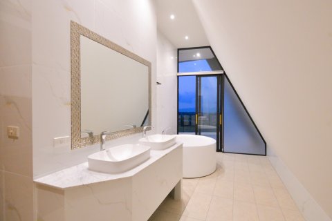 Chalet de 5 dormitorios en Phuket, Tailandia № 222404 - foto 12