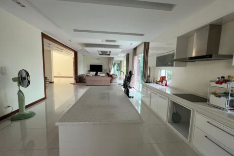 Chalet de 5 dormitorios en Suan Luang, Bangkok, Tailandia № 134028 - foto 8