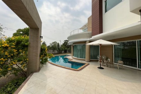 Chalet de 5 dormitorios en Suan Luang, Bangkok, Tailandia № 134028 - foto 3