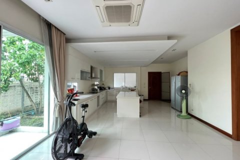 Chalet de 5 dormitorios en Suan Luang, Bangkok, Tailandia № 134028 - foto 9