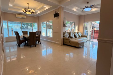 Casa de 3 dormitorios en Pattaya, Tailandia № 162914 - foto 15